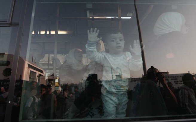 ÌåôáíÜóôåò áðïâéâÜæïíôáé áðü ôï ðëïßï Blue Star 1 óôï ëéìÜíé ôïõ ÐåéñáéÜ ôï ðñùß ôçò ÊõñéáêÞò 14 Éïõíßïõ 2015. Ìå ôï Ýêåôáêôï äñïìïëüãéï áëëÜ êáé ìå ôï ôáêôéêü äñïìïëüãéï ôçò ãñáììÞò ÌõôéëÞíç â?? ×ßïò - ÐåéñáéÜò ìåôáêéíÞèçêáí áðü ôç ÌõôéëÞíç óôïí ÐåéñáéÜ ðåñß ôïõò 2.000 ìåôáíÜóôåò êáé ðñüóöõãåò ïé ïðïßïé Þôáí åãêëùâéóìÝíïé ëüãù ôçò êáèõóôÝñçóçò ôùí áðáñáßôçôùí ãñáöåéïêñáôéêþí äéáäéêáóéþí óôï ëéìÜíé ôçò ÌõôéëÞíçò êáé óôá êÝíôñá õðïäï÷Þò êáé ðñïóùñéíÞò äéáìïíÞò óôï íçóß. (EUROKINISSI/ÓÔÅËÉÏÓ ÓÔÅÖÁÍÏÕ)