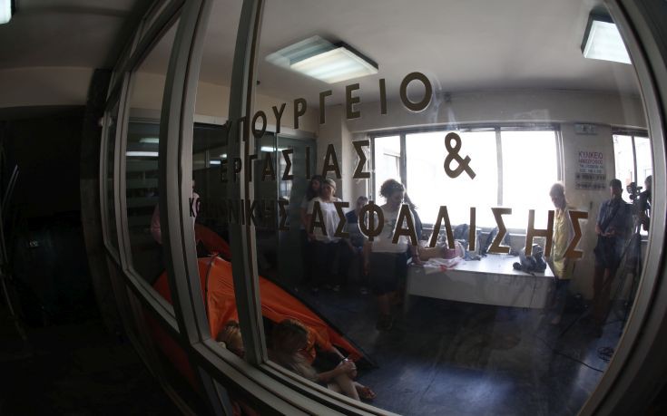 Συγκέντρωση εργαζομένων στην Ειδική Αγωγή έξω από το υπουργείο Εργασίας