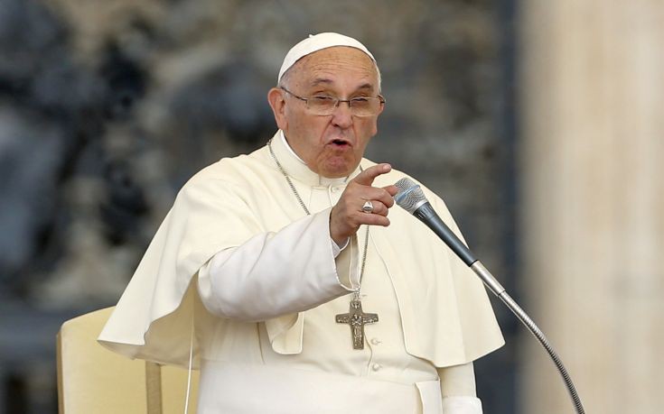 Ο πάπας Φραγκίσκος ευλογεί τους Ρομά