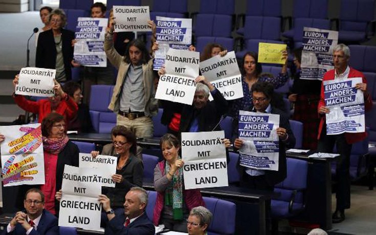 Πλακάτ υπέρ της Ελλάδας στη γερμανική Βουλή
