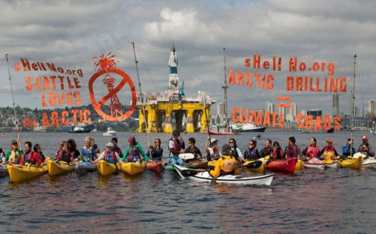 Ακτιβιστές απέκλεισαν με καγιάκ εξέδρα άντλησης πετρελαίου της Shell