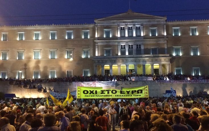 Η σύγκριση των δύο συγκεντρώσεων στο Σύνταγμα