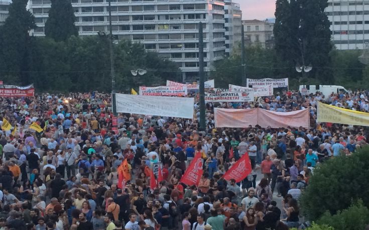 Σε εξέλιξη η συγκέντρωση κατά της λιτότητας στο Σύνταγμα