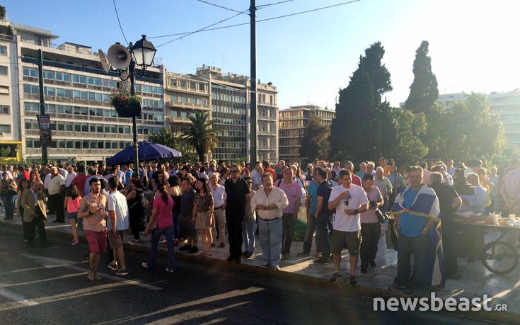 Σε εξέλιξη η συγκέντρωση στο Σύνταγμα για την παραμονή στην Ευρώπη