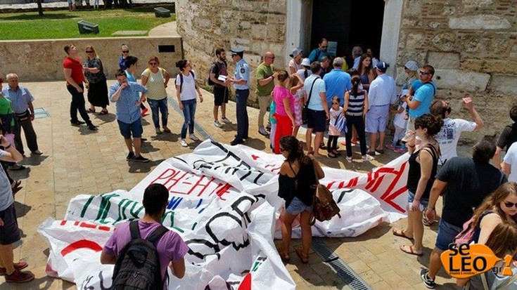 Η νεολαία του ΣΥΡΙΖΑ επιχειρεί να κρεμάσει πανό στον Λευκό Πύργο