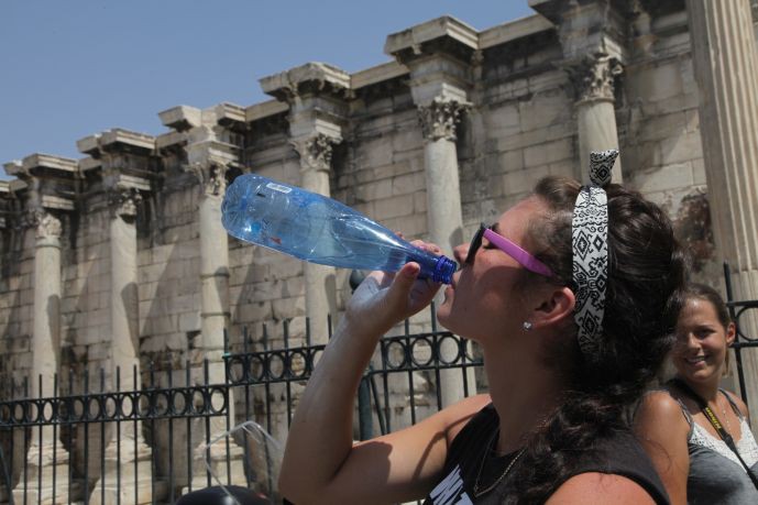 Έκτακτα μέτρα από τους Δήμους για τον τριήμερο καύσωνα