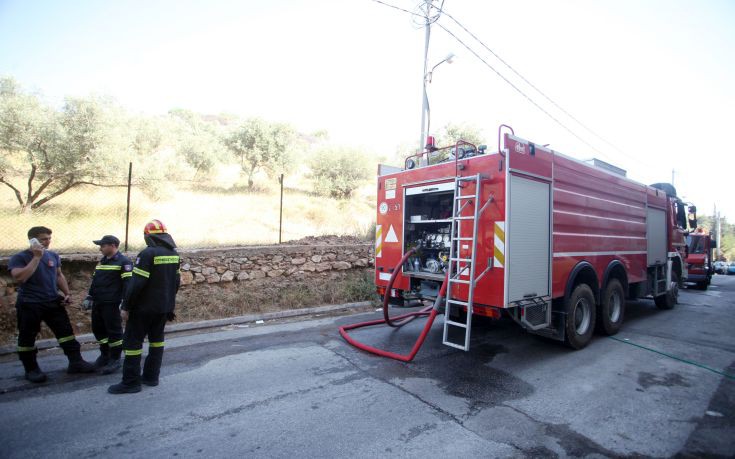 Στις φλόγες η καντίνα στην παραλία Αγίου Νικολάου στην Ανάβυσσο