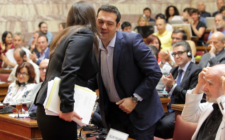 Με ένα φιλί έσπασε οριστικά το γυαλί Τσίπρα &#8211; Κωνσταντοπούλου
