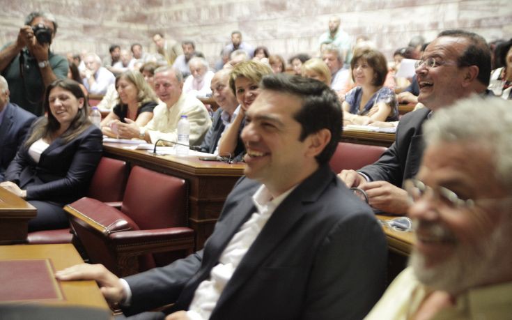 Με θερμό χειροκρότημα υποδέχτηκε τον Τσίπρα η Κοινοβουλευτική Ομάδα