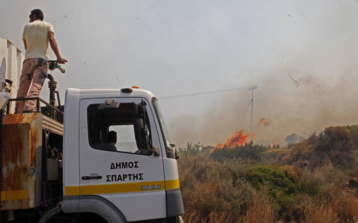 Σε τουλάχιστον τρία μέτωπα μαίνεται η φωτιά στη Νεάπολη Λακωνίας