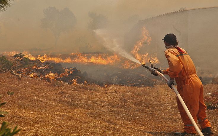 Απειλούνται σπίτια από τη φωτιά στα Ίσθμια