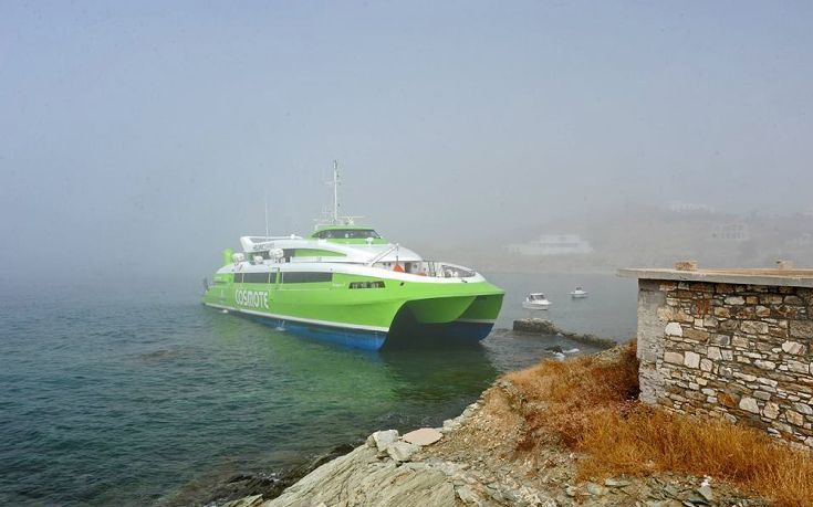 Έρευνα από δύτες στο καταμαράν που προσάραξε στην Τήνο