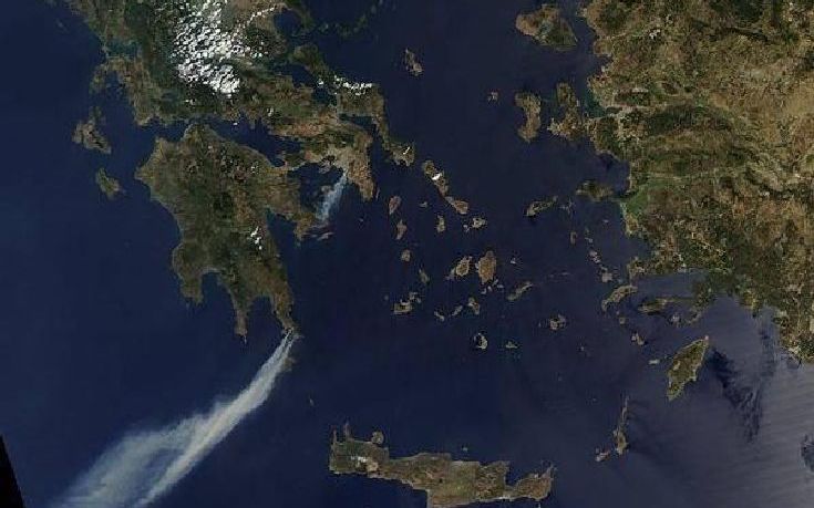 Δορυφορική φωτογραφία με τους καπνούς πάνω από την Ελλάδα