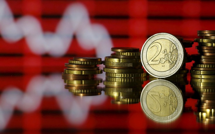 Πιέσεις στο ευρώ με το βλέμμα στις αποφάσεις της ΕΚΤ