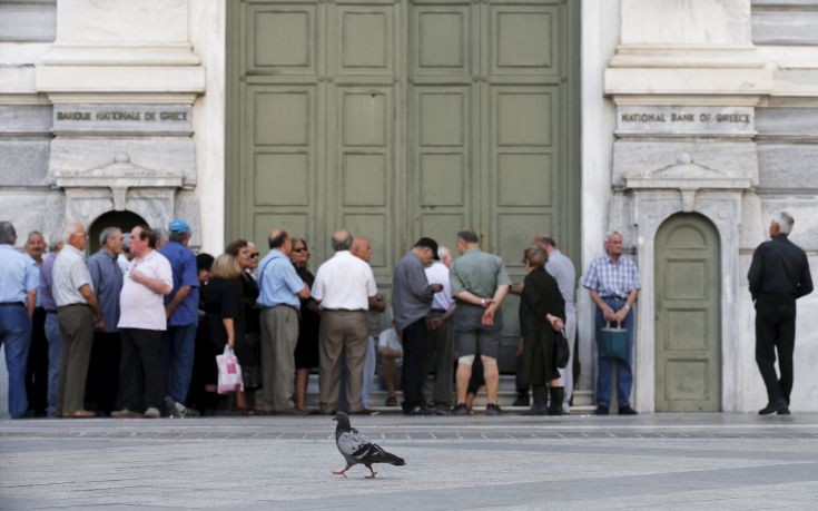 Στις ουρές των τραπεζών για τη δεύτερη δόση των 120 ευρώ