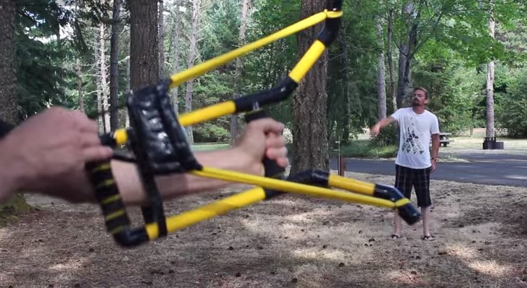 Πώς να φτιάξεις μια σφεντόνα για νερόβομβες