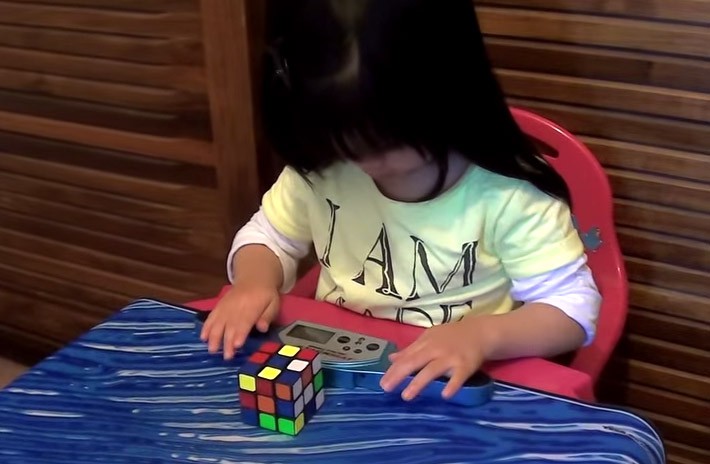 Λύνει τον κύβο του Ρούμπικ σε 70 δευτερόλεπτα