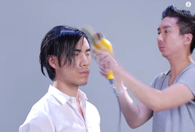 Ένας άντρας, δώδεκα κομμώσεις