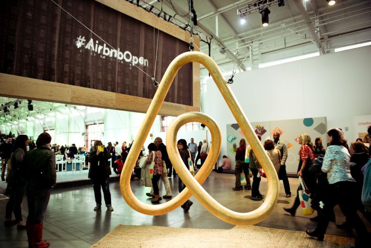 Με κυρώσεις απειλεί η Κομισιόν την Airbnb