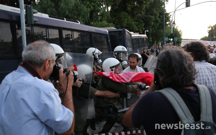 Επεισόδια αυτή την ώρα στα γραφεία της Ευρωπαϊκής Ένωσης στο Σύνταγμα