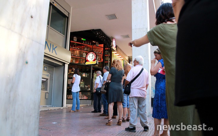 Στις Βρυξέλλες συμφωνία, στην Αθήνα… ουρές και αγωνία