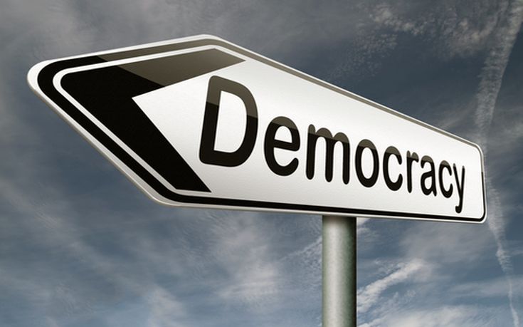 Bloomberg: «Η Ελλάδα εφαρμόζει τη δημοκρατία λάθος»