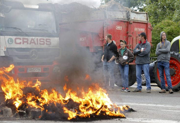 Κλιμακώνουν τις κινητοποιήσεις τους οι αγρότες στη Γαλλία