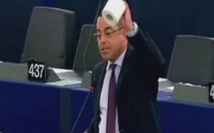 Ευρωβουλευτής με το χαρτί υγείας στο χέρι ζήτησε παραίτηση Γιούνκερ