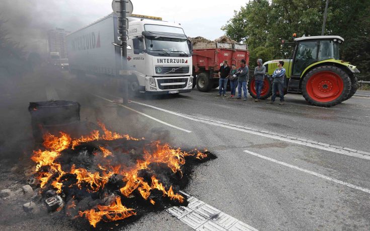 Συνεχίζουν τις κινητοποιήσεις τους οι αγρότες στη Γαλλία