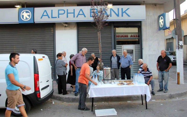 Νερό, καφές και σνακ σε συνταξιούχους έξω από τράπεζες