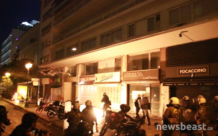 Πυρπολήθηκε ΙΧ, ζημιές σε ΑΤΜ και καταστήματα στο κέντρο της Αθήνας