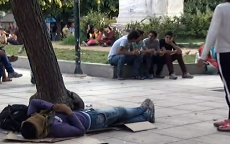 Δεκάδες μετανάστες σε άθλιες συνθήκες στην πλατεία Βικτωρίας