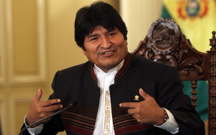 Χαιρετίζει τη νίκη του «όχι» ο πρόεδρος της Βολιβίας
