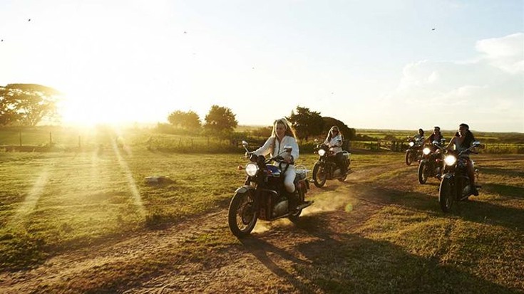 Πέντε γαλλίδες μοτοσικλετίστριες στο «δρόμο προς την ομορφιά»