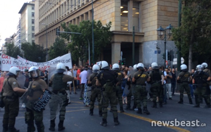 Μικροένταση στην πορεία της ΑΝΤΑΡΣΥΑ στο Σύνταγμα