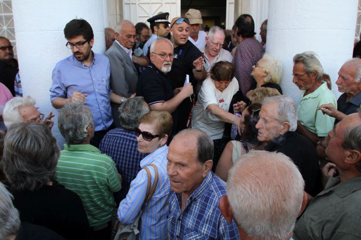 Ουρές, λιποθυμίες και σπρωξίματα έξω από τράπεζες