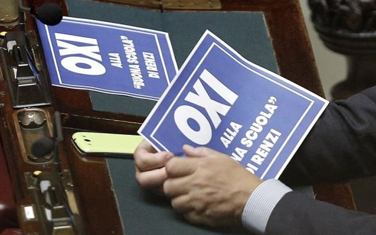 Ιταλοί βουλευτές σήκωσαν πλακάτ με το «Όχι»