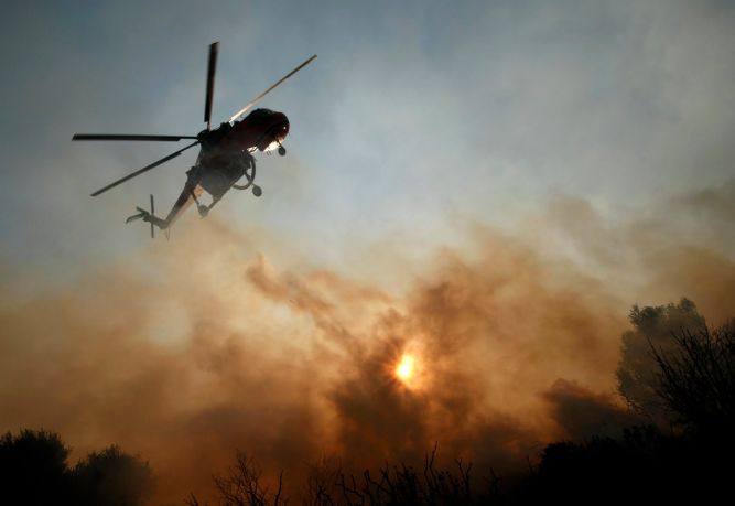 Μάχη με τις φλόγες δίνουν πυροσβέστες στην Άνδρο