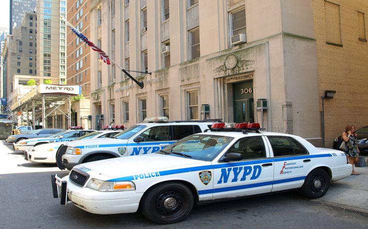 Νεκρός περαστικός από πυρά αστυνομικού στη Νέα Υόρκη