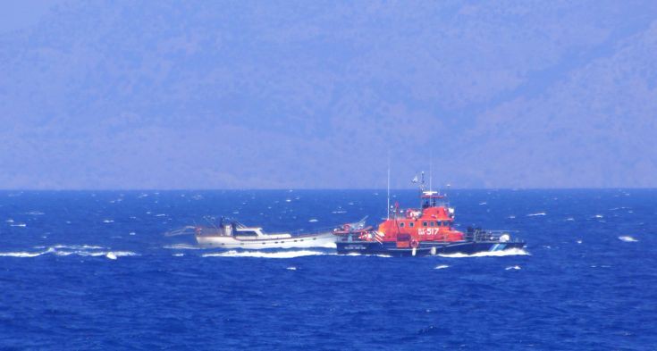 ÊáôÜ ôçí ðåñéðïëßá ðïõ ðñáãìáôïðïéïýóå ôï ðñùß ôçò ÐáñáóêåõÞò 10 Éïõëßïõ 2015, óêÜöïò ôïõ Ëéìåíáñ÷åßïõ ôçò Ñüäïõ, åíôüðéóå óêÜöïò ôï ïðïßï êéíïýôáí ðåñßåñãá, ãåãïíüò ðïõ ôñÜâçîå ôçí ðñïóï÷Þ ôùí ëéìåíéêþí êáé íá ðñïâïýí ãéá Ýëåã÷ï. ¼ìùò ï êõâåñíÞôçò ôïõ ðëïéáñßïõ äåí óõíåñãÜóôçêå êáèüëïõ ìå ôéò  åíôïëÝò ôùí ëéìåíéêþí ìå áðïôÝëåóìá íá áíáãêáóôïýí íá êÜíïõí ñåóÜëôï óôï ðëïéÜñéï êáé íá åíôïðßóïõí üôé ìåôÝöåñå ìåôáíÜóôåò. Åð' áõôïöþñù óõíÝëáâáí ôïí äéáêéíçôÞ, åíþ óôï ðëïéÜñéï êáôáìåôñÞèçêáí 120 ìåôáíÜóôåò ÓõñéáêÞò êáôáãùãÞò, ìåôáîý áõôþí ðïëëÜ ãõíáéêüðáéäá. (EUROKINISSI/RODOSPRESS.GR/ÁÑÃÕÑÇÓ ÌÁÍÔÉÊÏÓ)