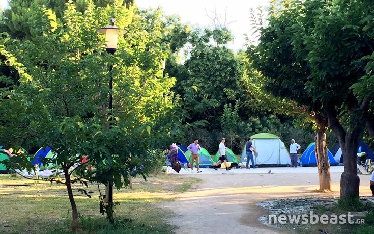 Συνεχίζουν να κατασκηνώνουν στο Πεδίον του Άρεως