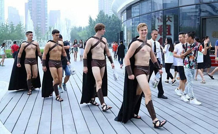 «Σπαρτιάτες» στους δρόμους της Κίνας