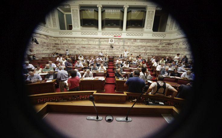 Τι δήλωσαν βουλευτές και υπουργοί φτάνοντας στη Βουλή