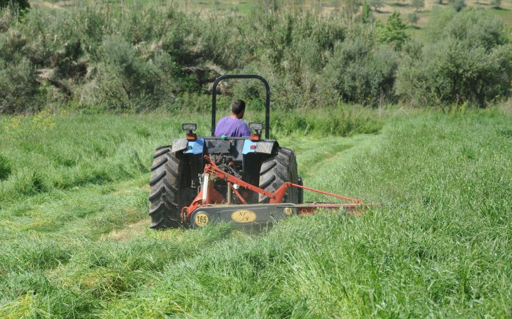 Αγρότης άρχισε να οργώνει με το τρακτέρ ανάμεσα στις σκηνές της Ειδομένης