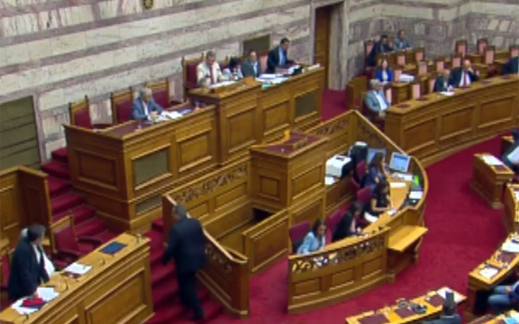 Μεταμεσονύχτιος καβγάς Τσακαλώτου – Μητρόπουλου στη Βουλή