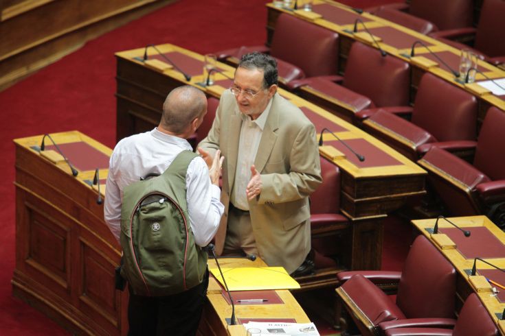 Η συνομιλία Βαρουφάκη-Λαφαζάνη στη Βουλή