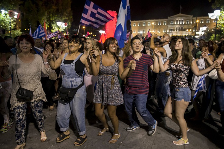 Με χορούς στο Σύνταγμα γιορτάστηκε το «όχι»