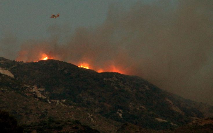 Μάχη με την φωτιά από αέρα και έδαφος στα Ψαχνά της Εύβοιας