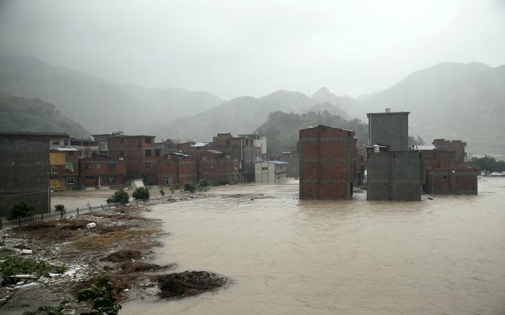 A town is seen submerged as it is hit by Typhoon Soudelor in Ningde, Fujian province, China, August 9, 2015. Typhoon Soudelor landed on the coast of Putian City in southeast China's Fujian Province late Saturday after lashing Taiwan, bringing strong winds and downpours and causing power outages in the province and neighboring Zhejiang, state media CCTV reported. REUTERS/Stringer CHINA OUT. NO COMMERCIAL OR EDITORIAL SALES IN CHINA