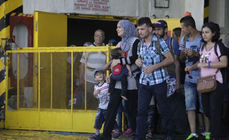 Ακόμη 1.735 πρόσφυγες έφτασαν το βράδυ στον Πειραιά